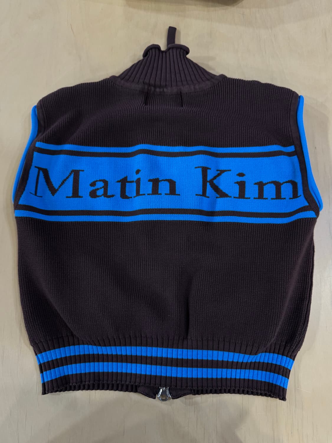 마뗑킴 블루 로고 집업 니트 블랙 상품이미지1