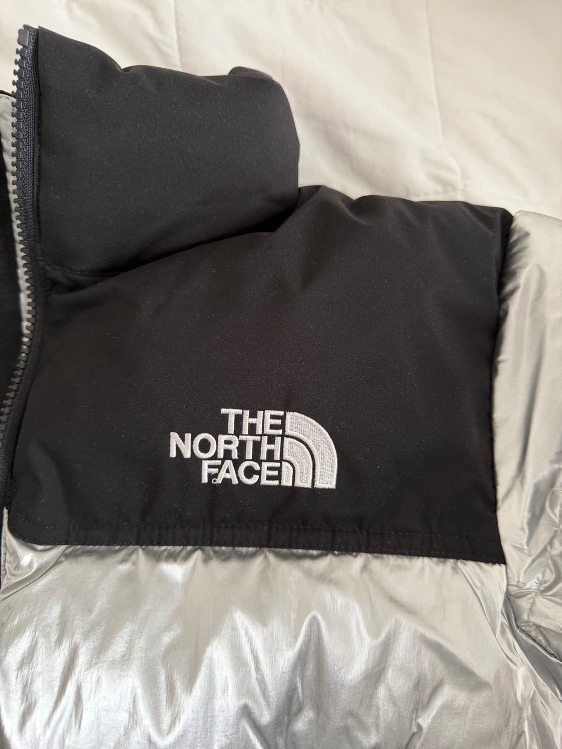 노스페이스 눕시 숏패딩 실버 S (85) 상품이미지4