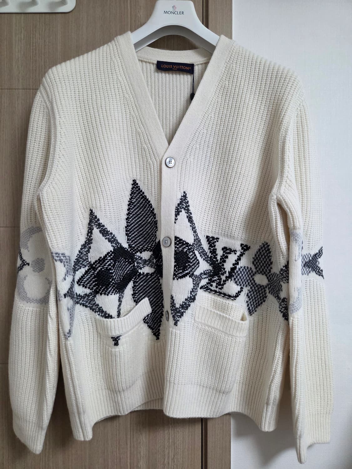 루이비통 남자 그래픽 니티드 밀크 화이트 니트 울 가디건  상품이미지1