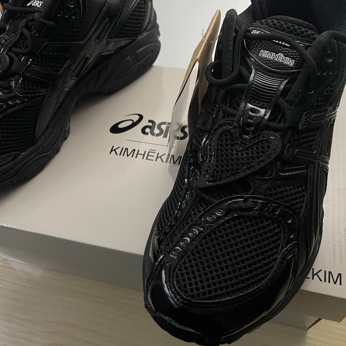 아식스 x 김해김 젤 님버스 10.1 블랙 235 사이즈 판매합니다. 상품이미지2