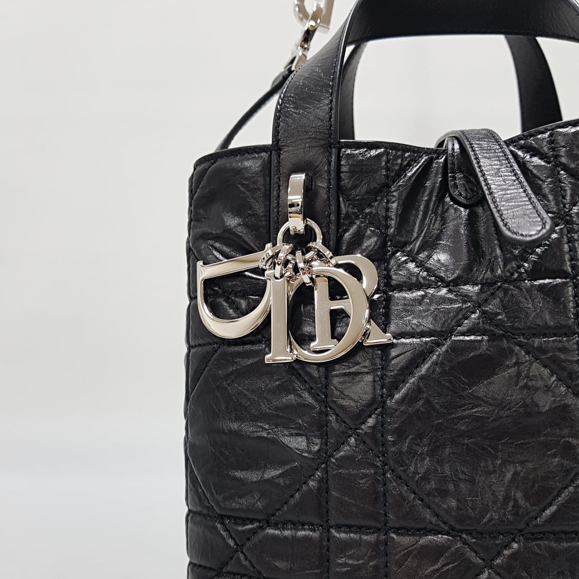 디올 뚜주흐 스몰 버티컬 토트백 블랙 M2835PNUC 상품이미지3