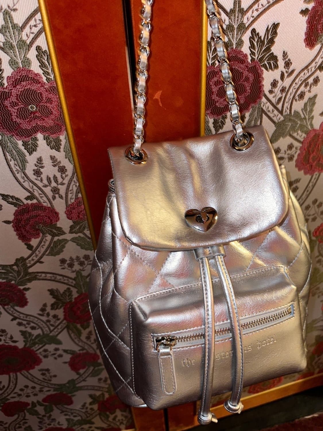 [새상품] 더 미스테리어스 호텔 소가죽 퀼팅백 실버 상품이미지1