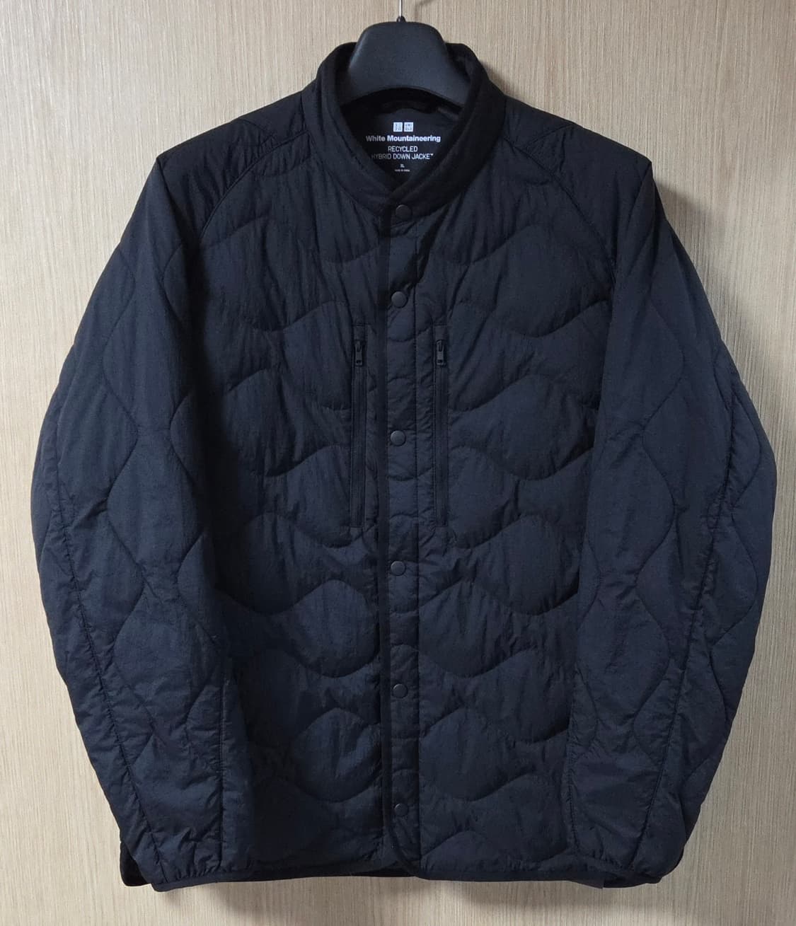 유니클로 화이트마운티니어링 경량 패딩 하이브리드 상품이미지1