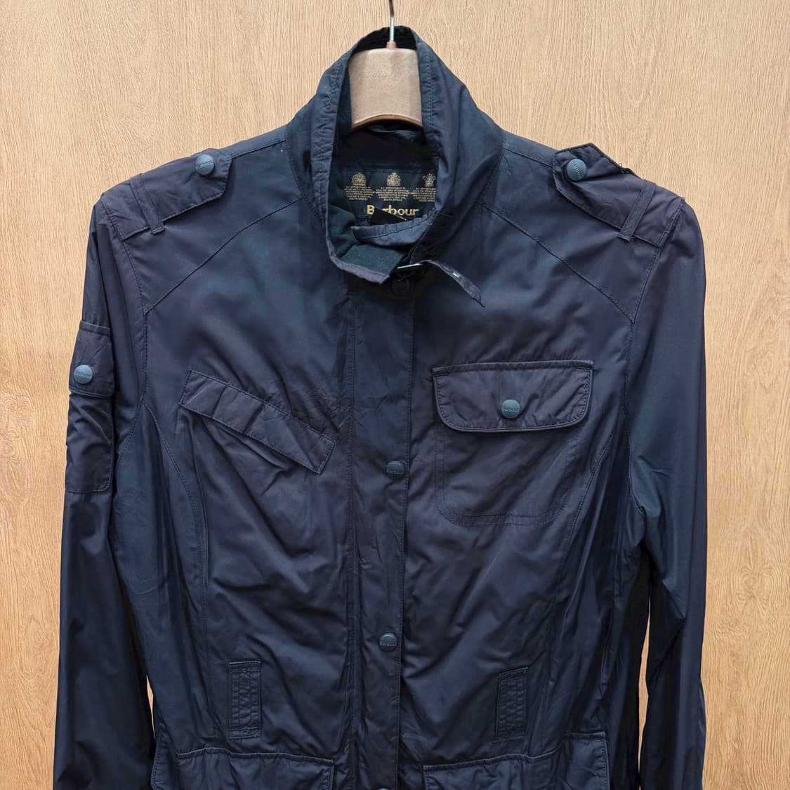 바버 필드 자켓 멀티 포켓 에폴렛 스탠드 카라 디테일 네이비 상품이미지4