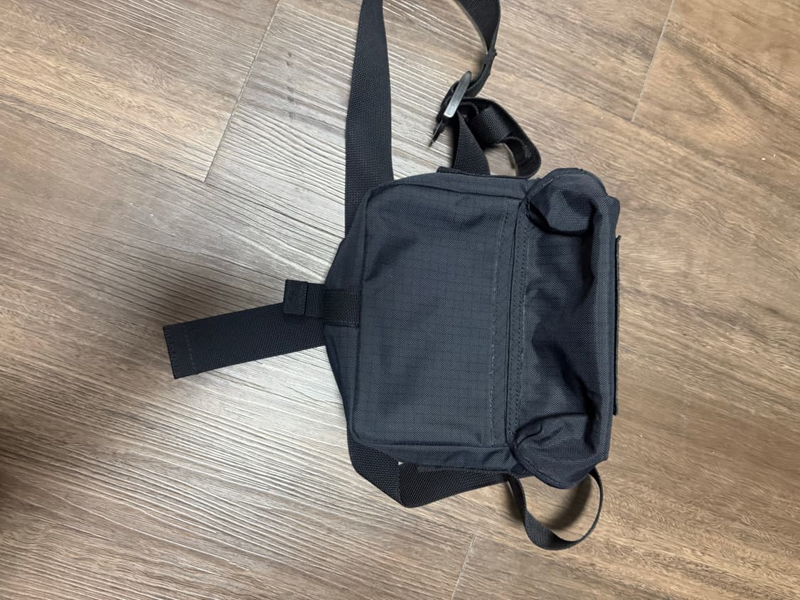 아크네스튜디오 메신저백 스몰 상품이미지4