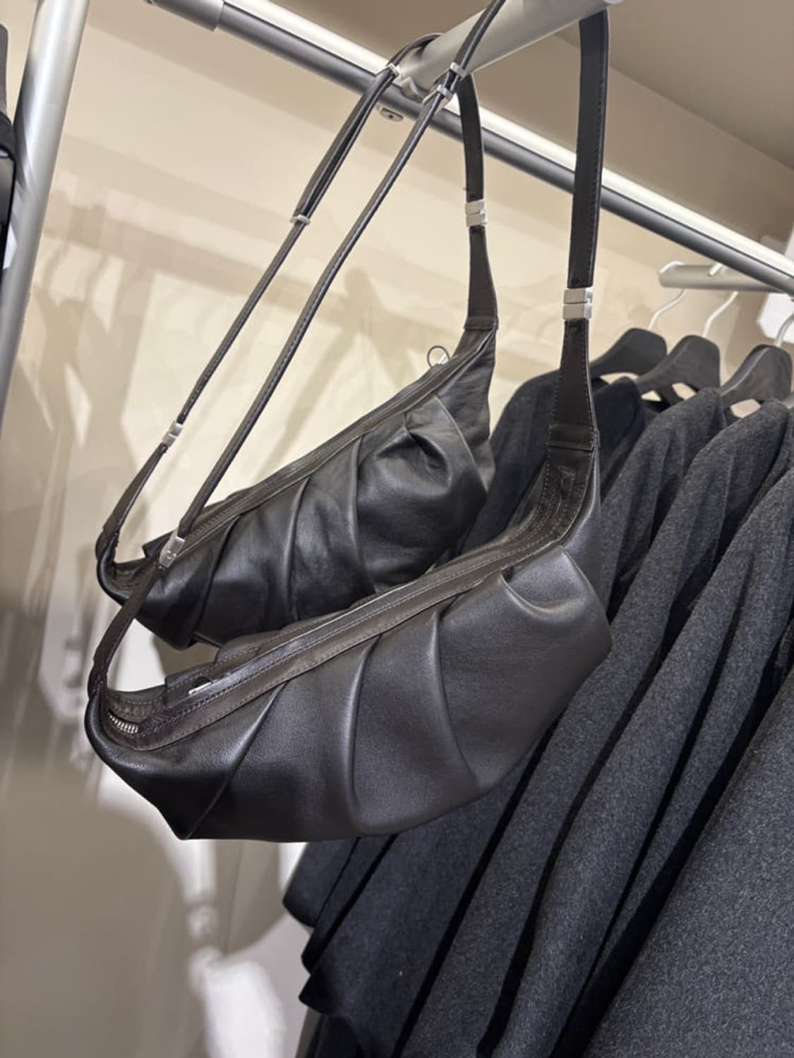 코스 아틀리에 드레이프 크로스바디백 레더 상품이미지5