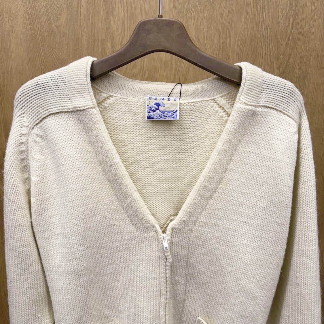 겐조 니트 가디건 브이넥 더블 포켓 지퍼 클로징 디테일 레귤러핏 아이보리 상품이미지4