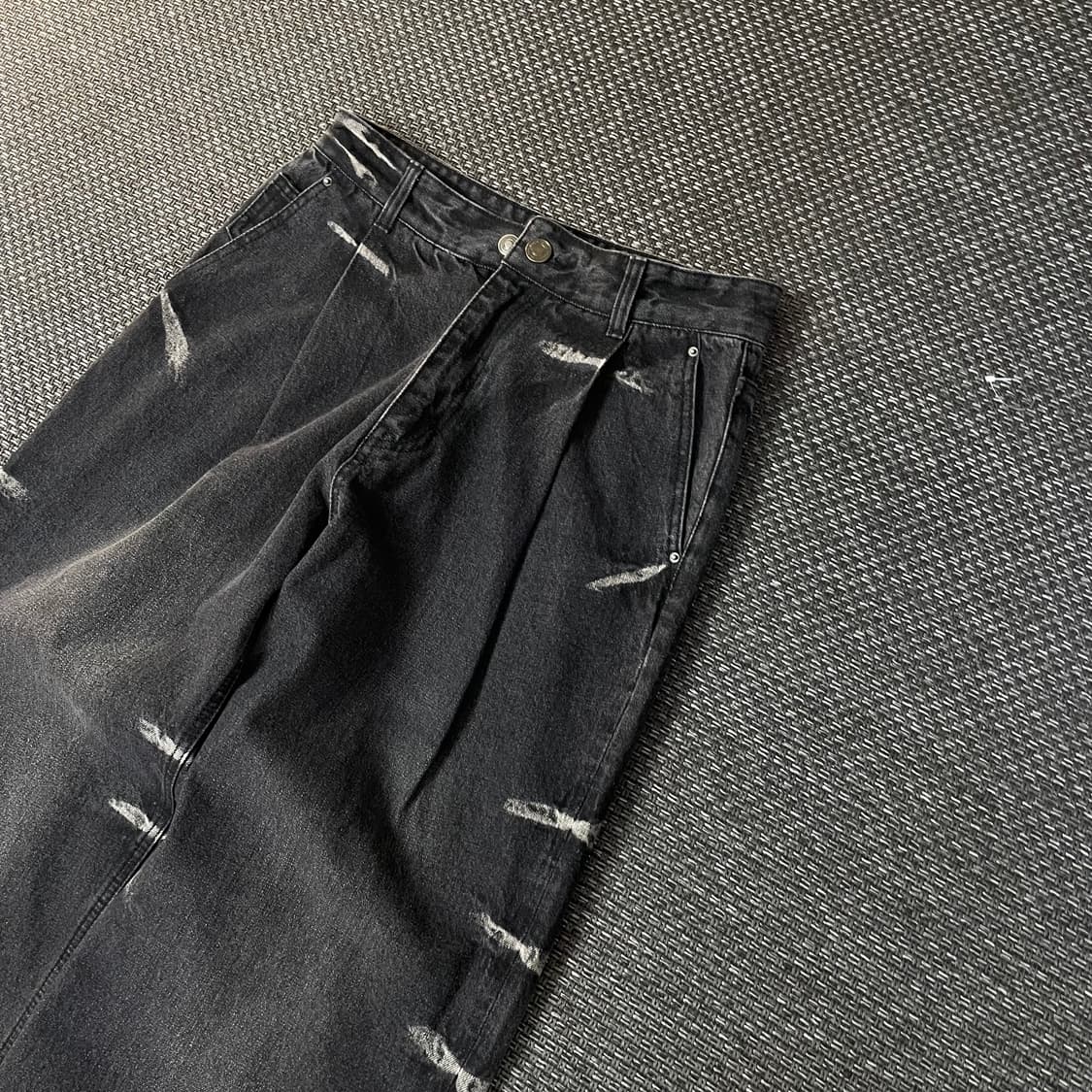 (30) 메종미네드 딥그레이 포인트 힙 와이드 핀턱 데님 팬츠 상품이미지4