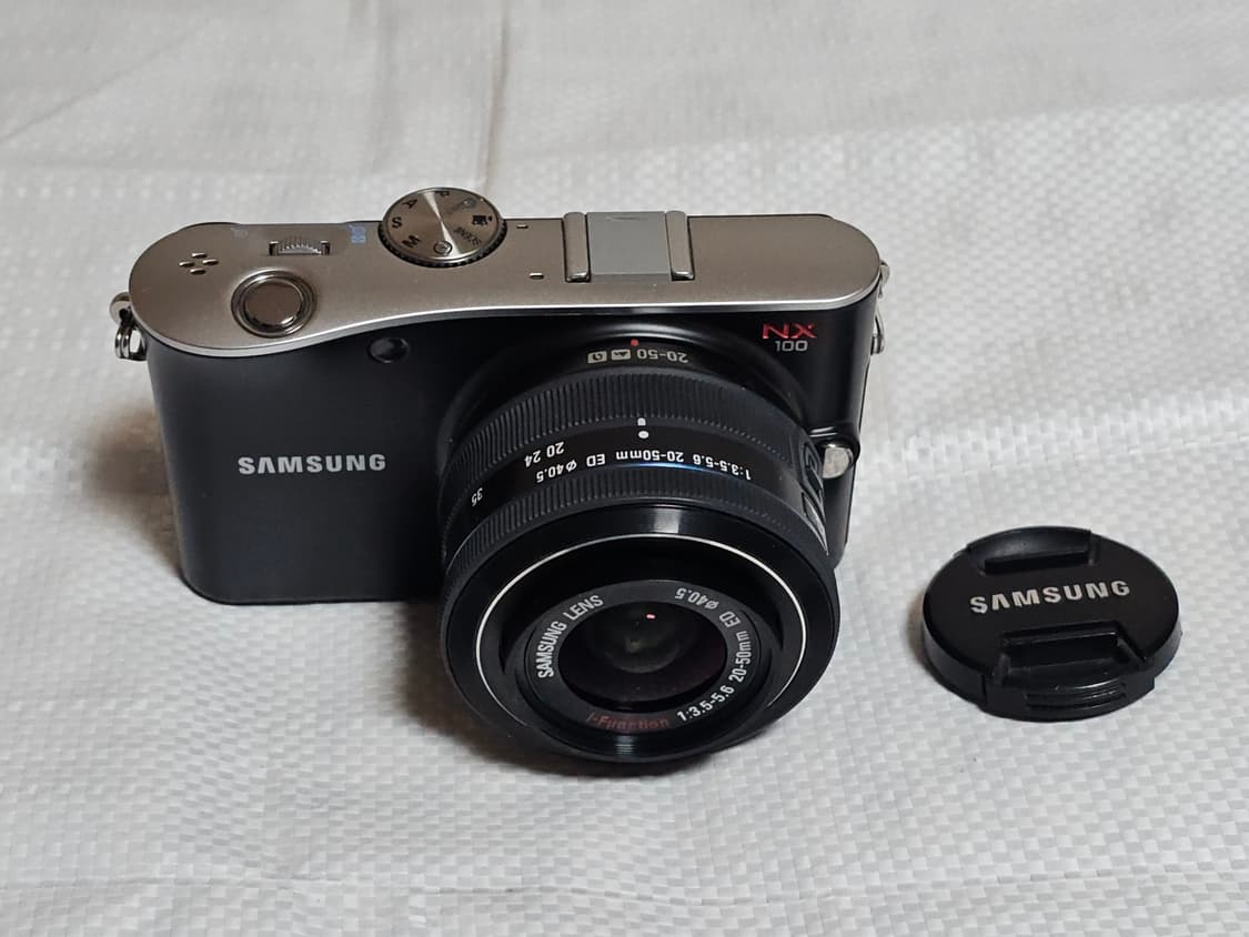 삼성 NX100 미러리스 카메라와 20-50mm 번들 렌즈 상품이미지1