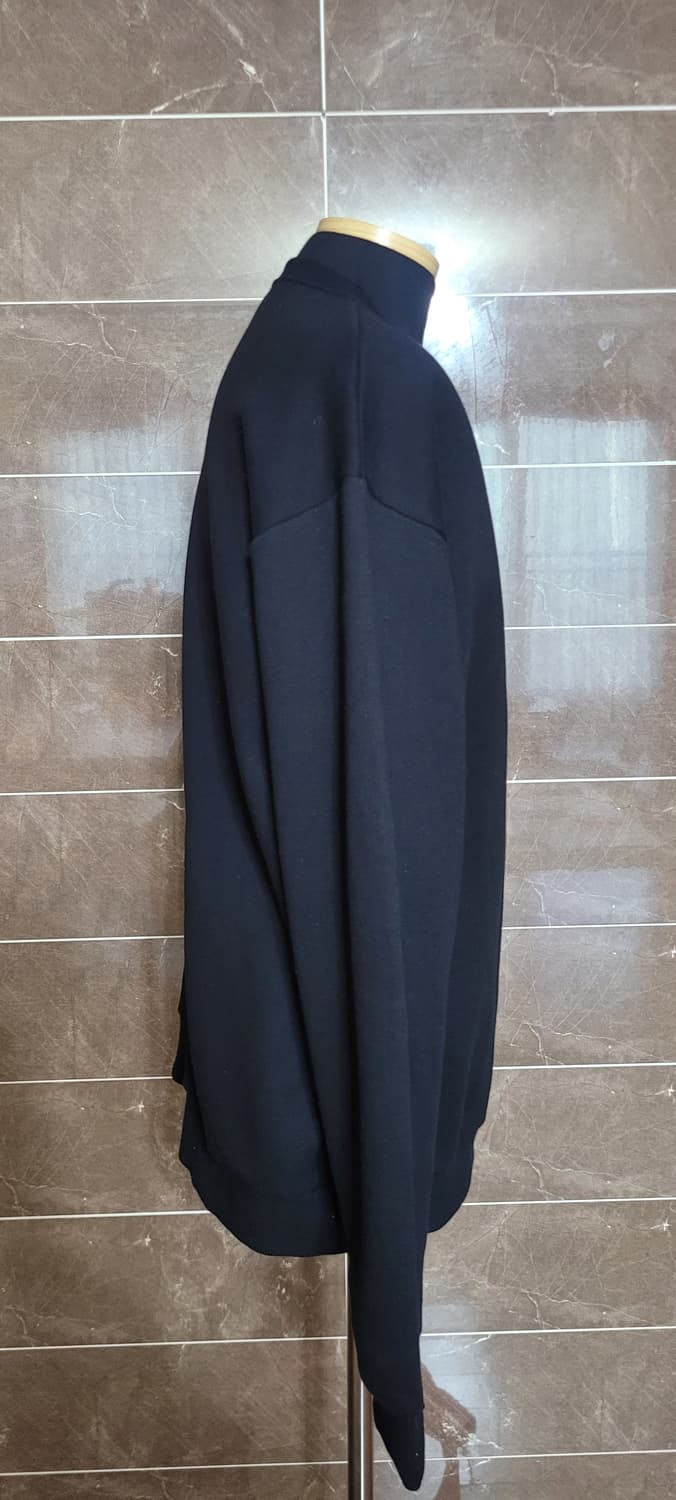 (남성105-110사이즈) 아미 로고 선명한 블랙 맨투맨(기모) 상품이미지2