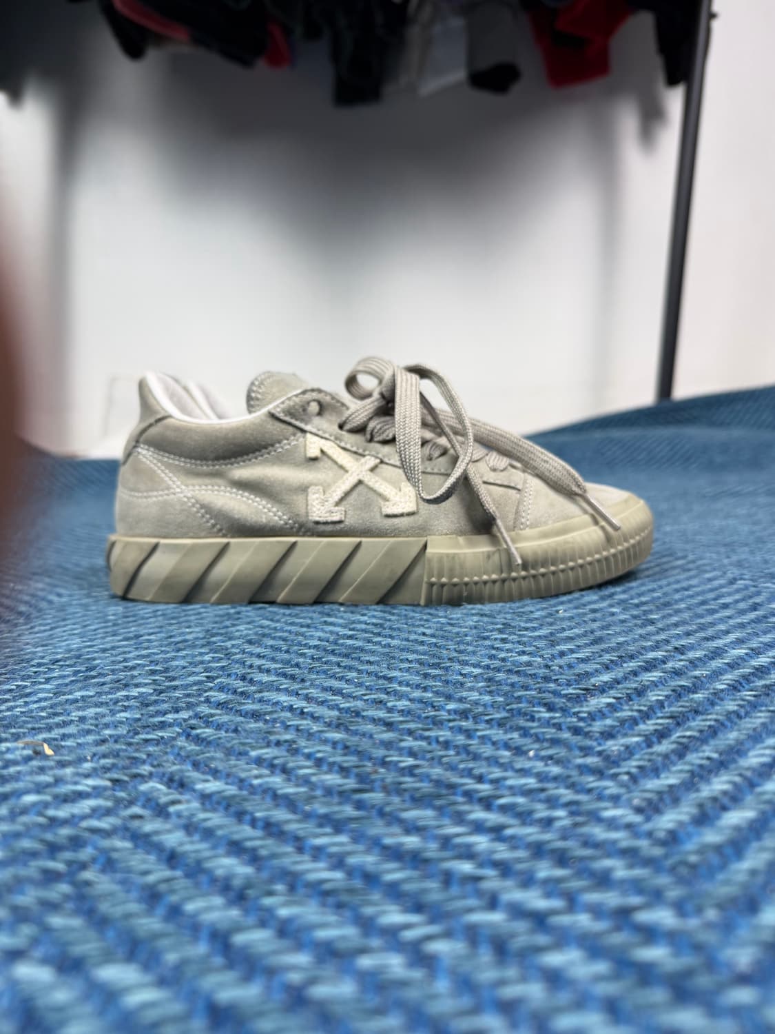 오프화이트 그레이 스웨이드 로우 스니커즈 (36 / 230mm) 상품이미지2