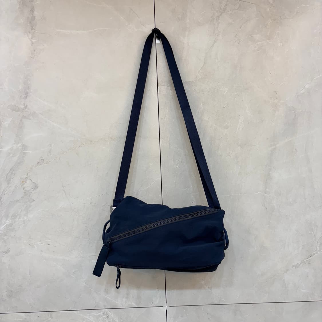 룰루레몬 네이비 크로스백 상품이미지1