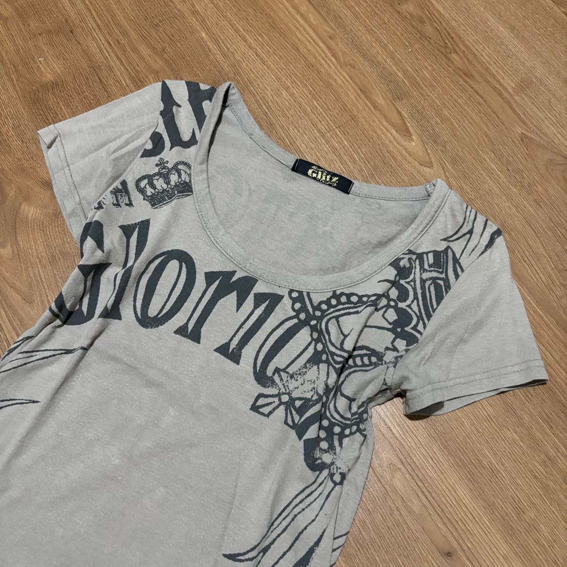 “Glitz” 00’s Design Slim Fit Tee 상품이미지3