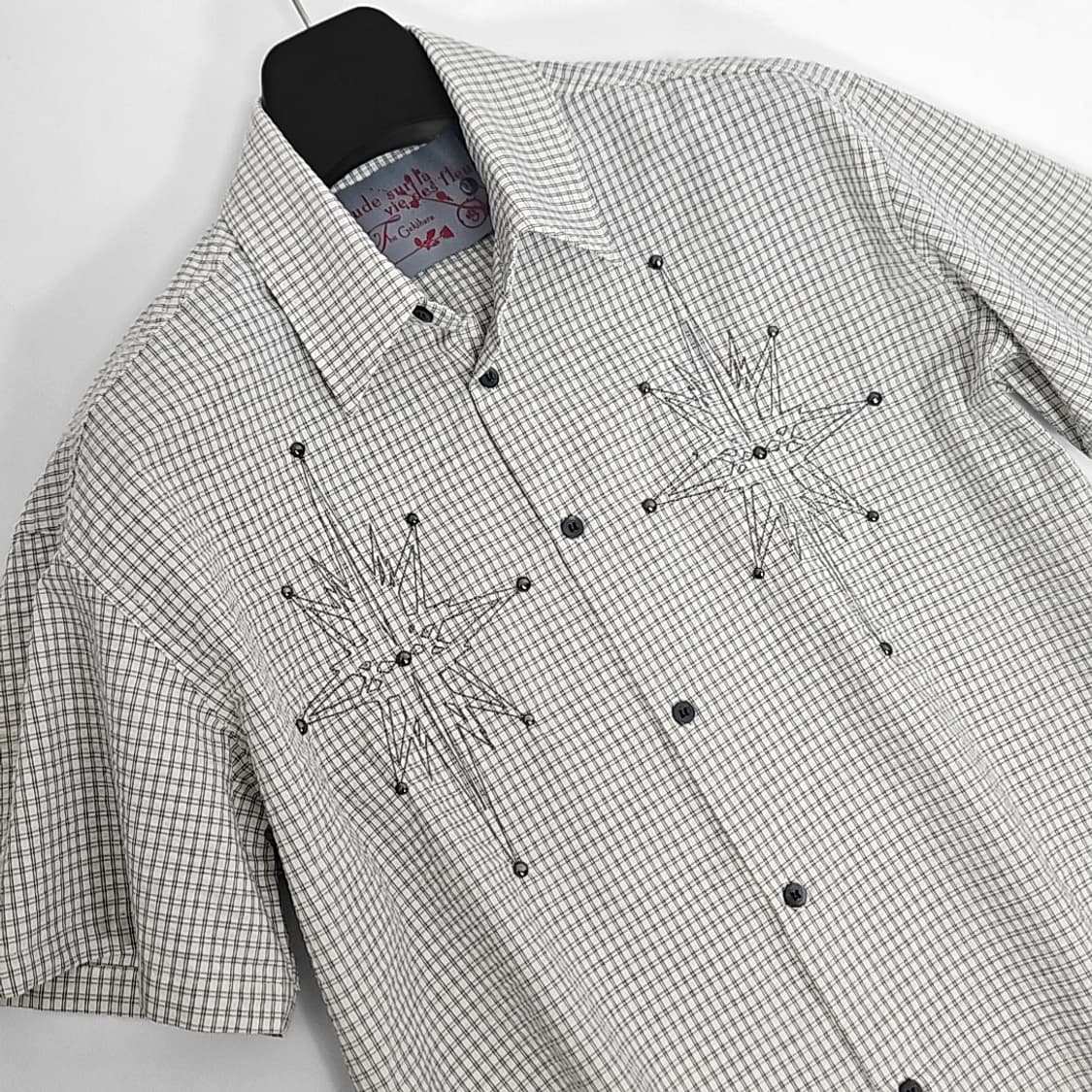 Sawaki 피어싱 리벳 글레어 하프 셔츠 (light gray) 상품이미지1