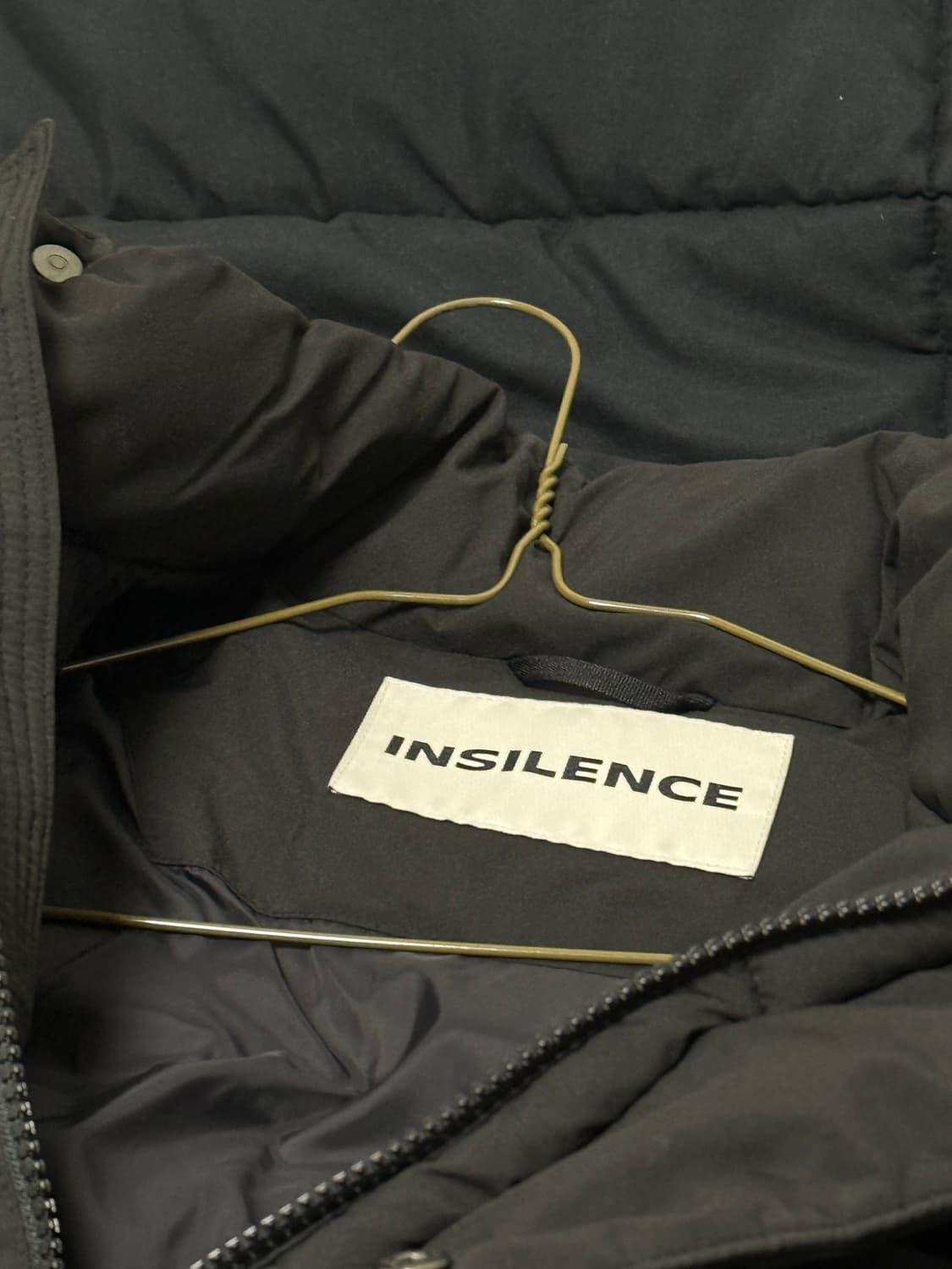 인사일런스 에센셜 다운 자켓 BLACK 패딩 푸퍼 검정 패딩 상품이미지3