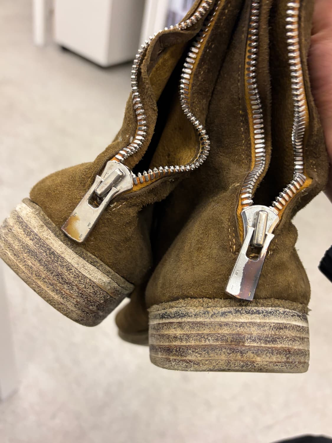 구이디 백지퍼 스웨이드 카멜 상품이미지2