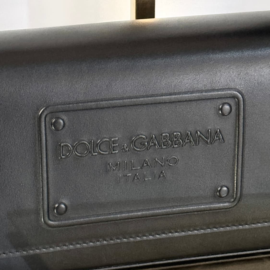 [새상품급/풀구성] 26SS 돌체앤가바나 엠보스드 로고 가죽 미니 숄더  상품이미지3