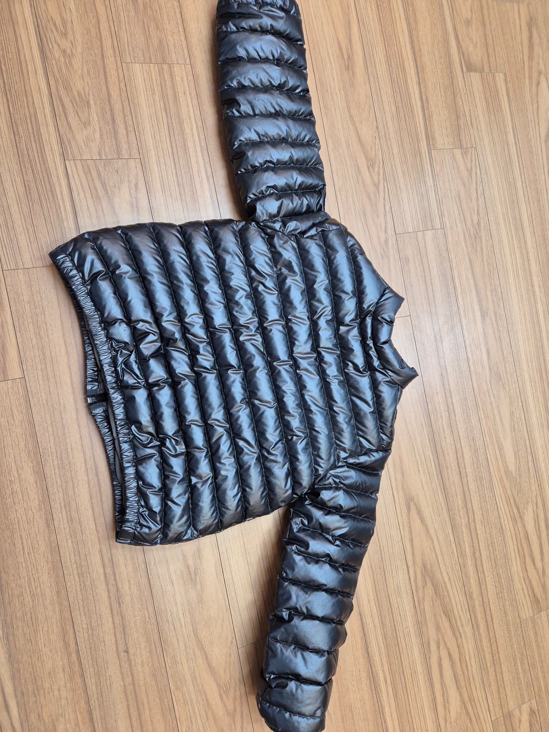 봉포인트 블랙 색상 경량 패딩입니다. 겉감은 폴리에스터 100% 소재로  상품이미지2