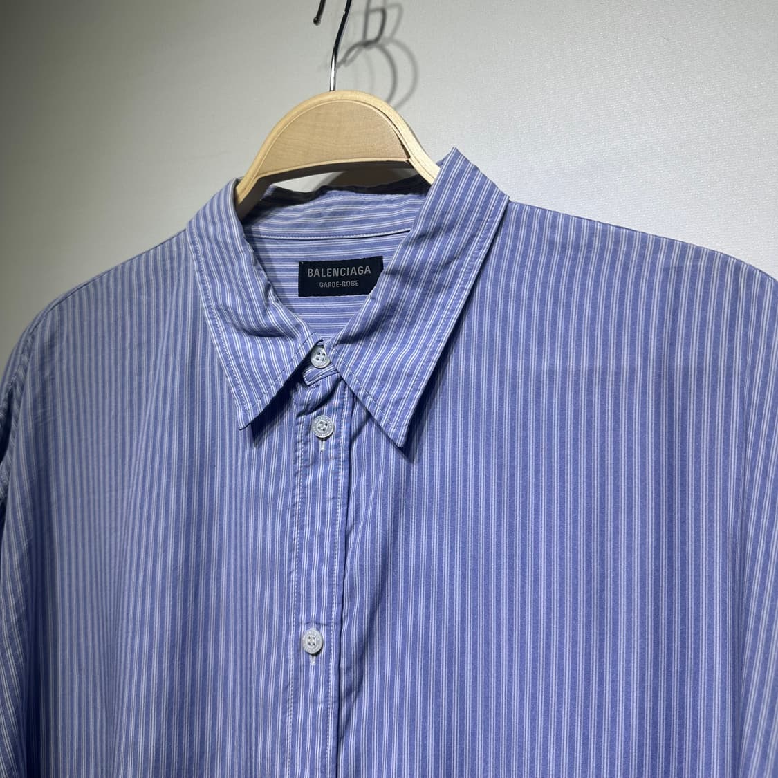 발렌시아가 스트라이프 블루 셔츠 판매합니다 상품이미지2