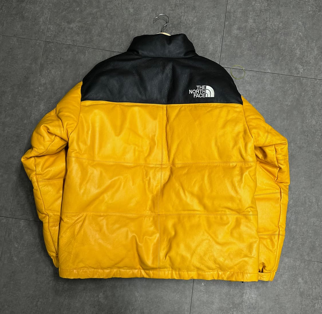 슈프림x노스페이스 레더 눕시 패딩 옐로우L 팝니다 상품이미지2