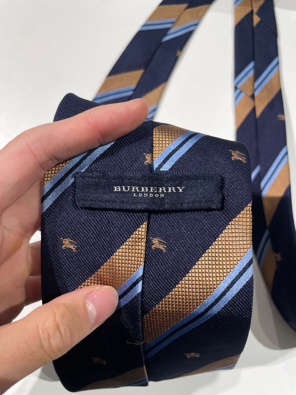 버버리 네이비 모노그램 스트라이프 실크 넥타이 상품이미지4