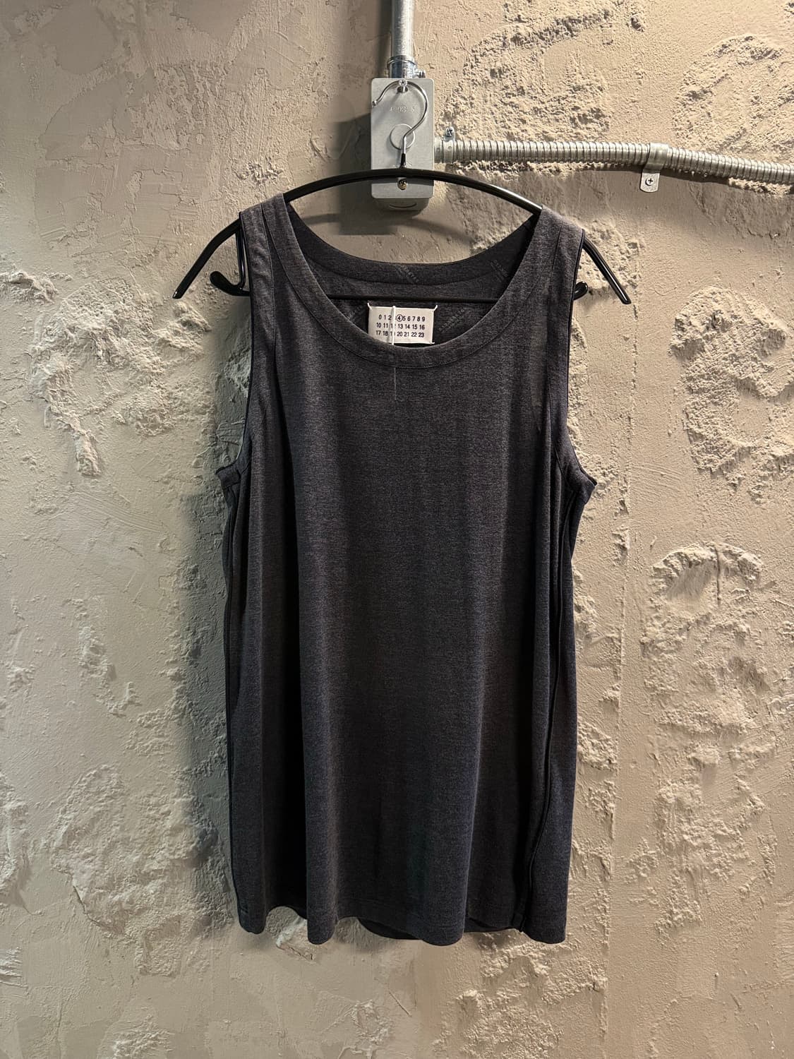 42 메종 마르지엘라 MARGIELA 슬리브리스 탱크탑 차콜 상품이미지1