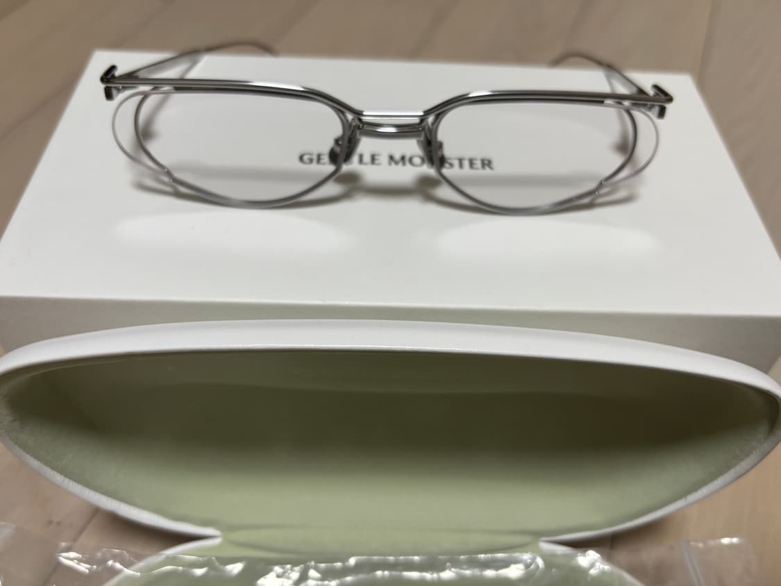 젠틀몬스터 안경 DON 02 실버색상 판매합니다. 상품이미지4