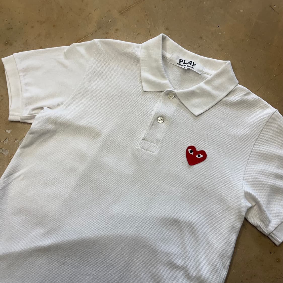 L 꼼데가르송 여성 레드하트 와펜 카라 반팔티 상품이미지1