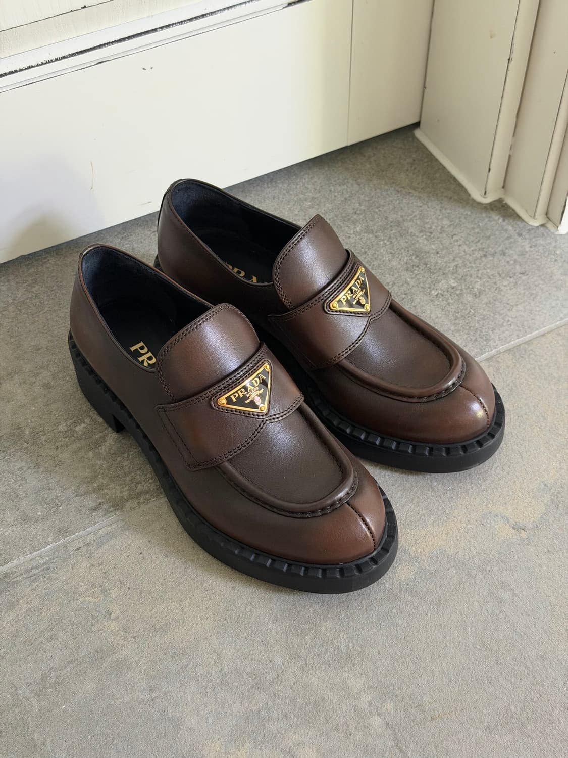 프라다 초콜릿 레더 로퍼 상품이미지1