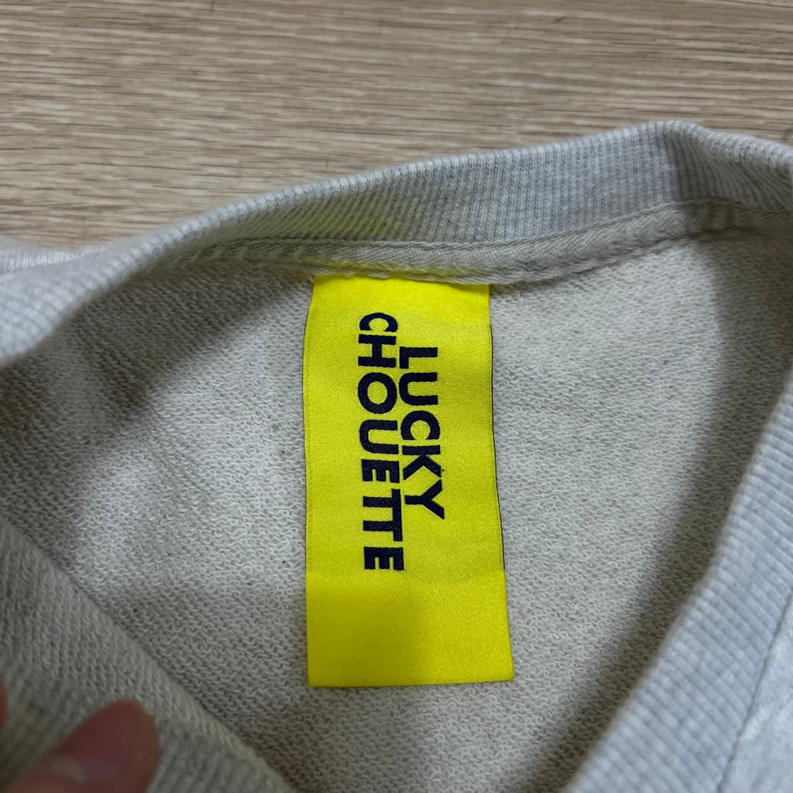 럭키슈에뜨 여성 빅로고 프린팅 맨투맨 [크림] 38 상품이미지4