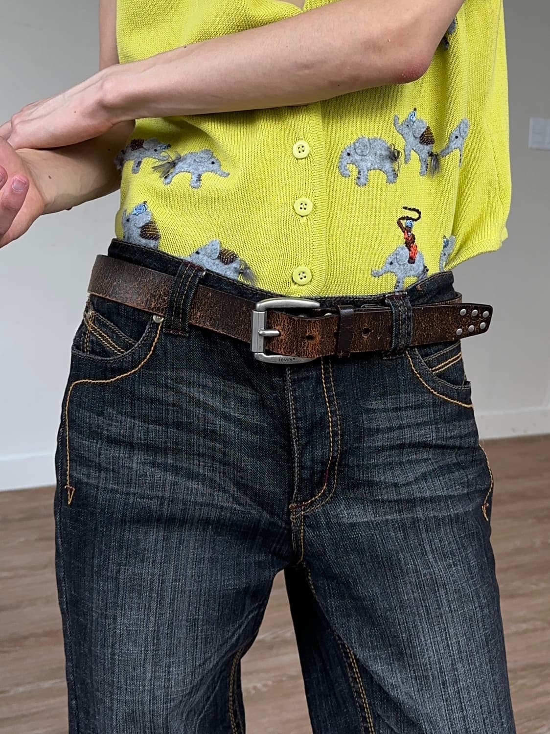 Levi’s 스터드 & 에이징 브라운 레더 벨트 상품이미지3