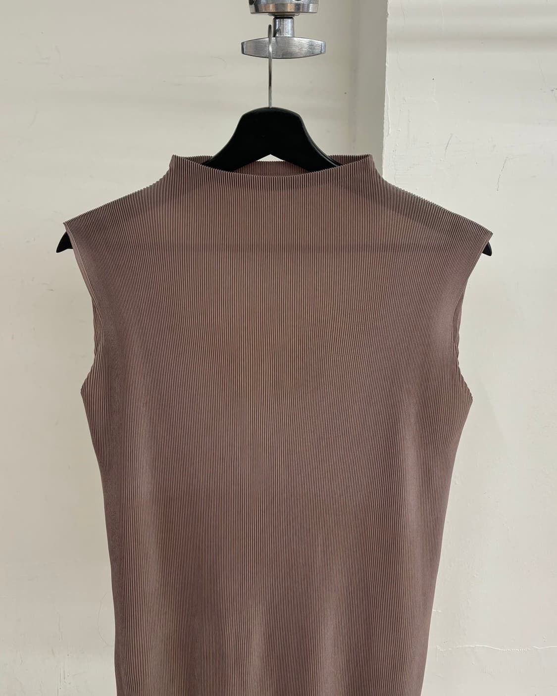 플리츠 플리즈 브라운 모크넥 플리츠 슬리브리스 상품이미지2