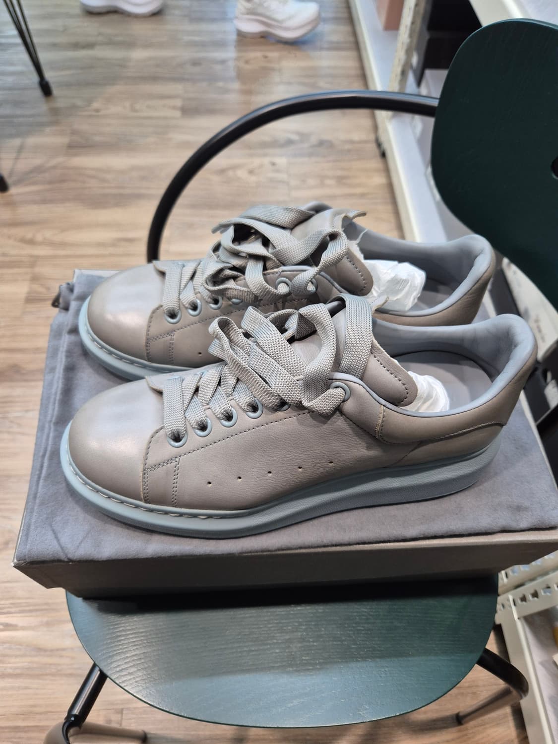 알렉산더맥퀸 그레이 스니커즈 상품이미지3