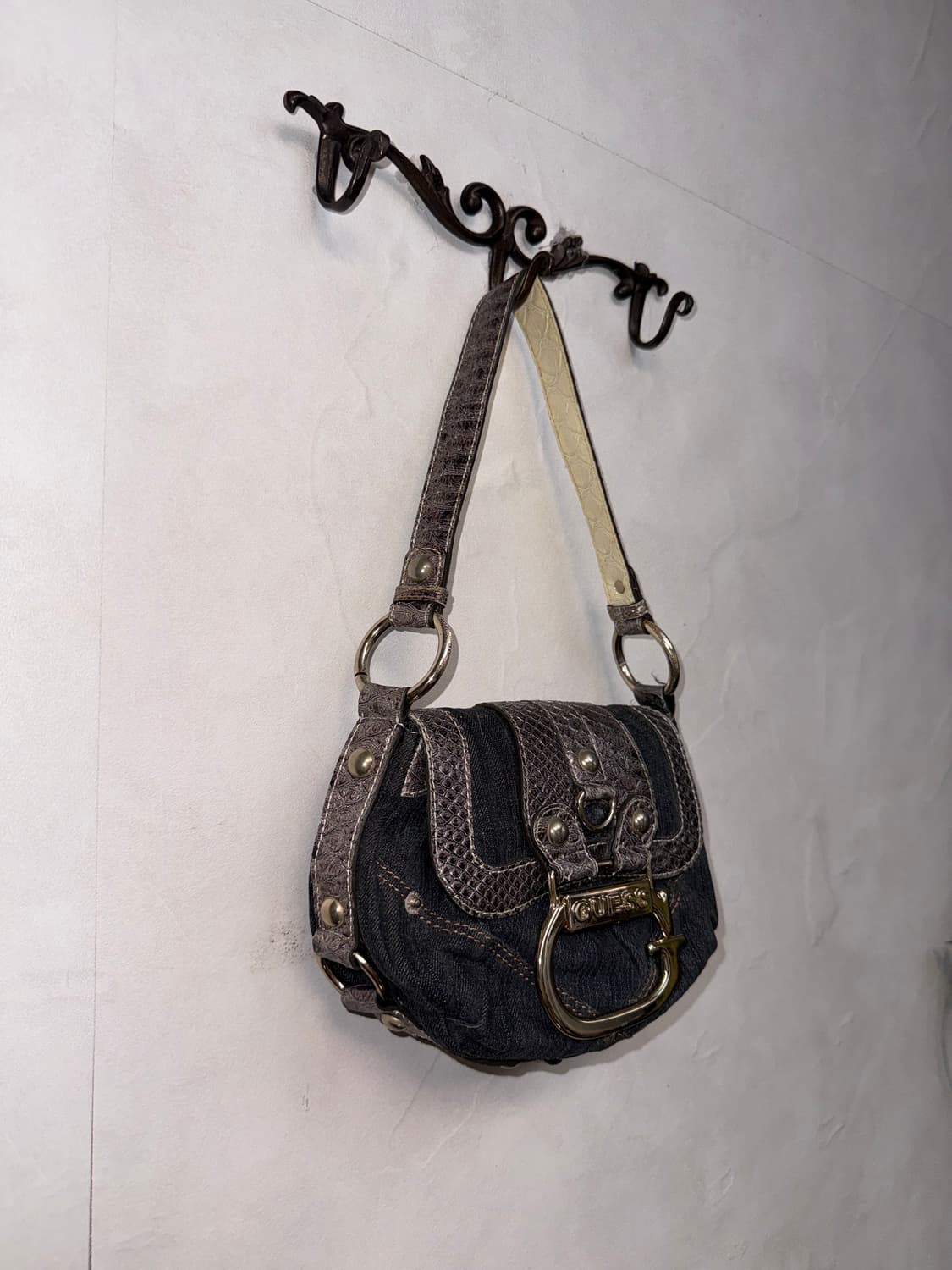 GUESS denim stitch python buckle 숄더백 상품이미지2