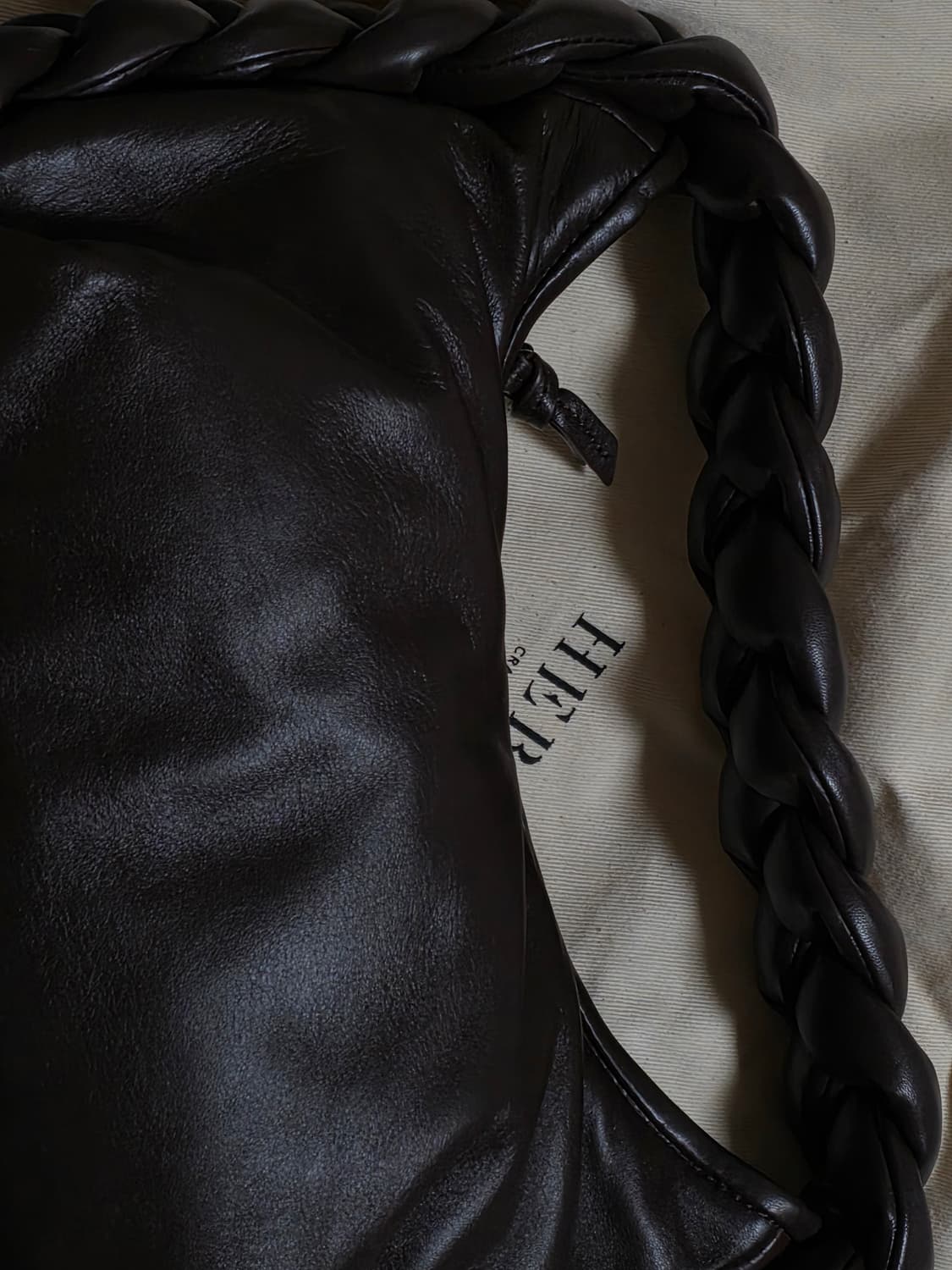 헤레우 에스피가 플레이티드 패디드 숄더백 다크브라운 상품이미지2