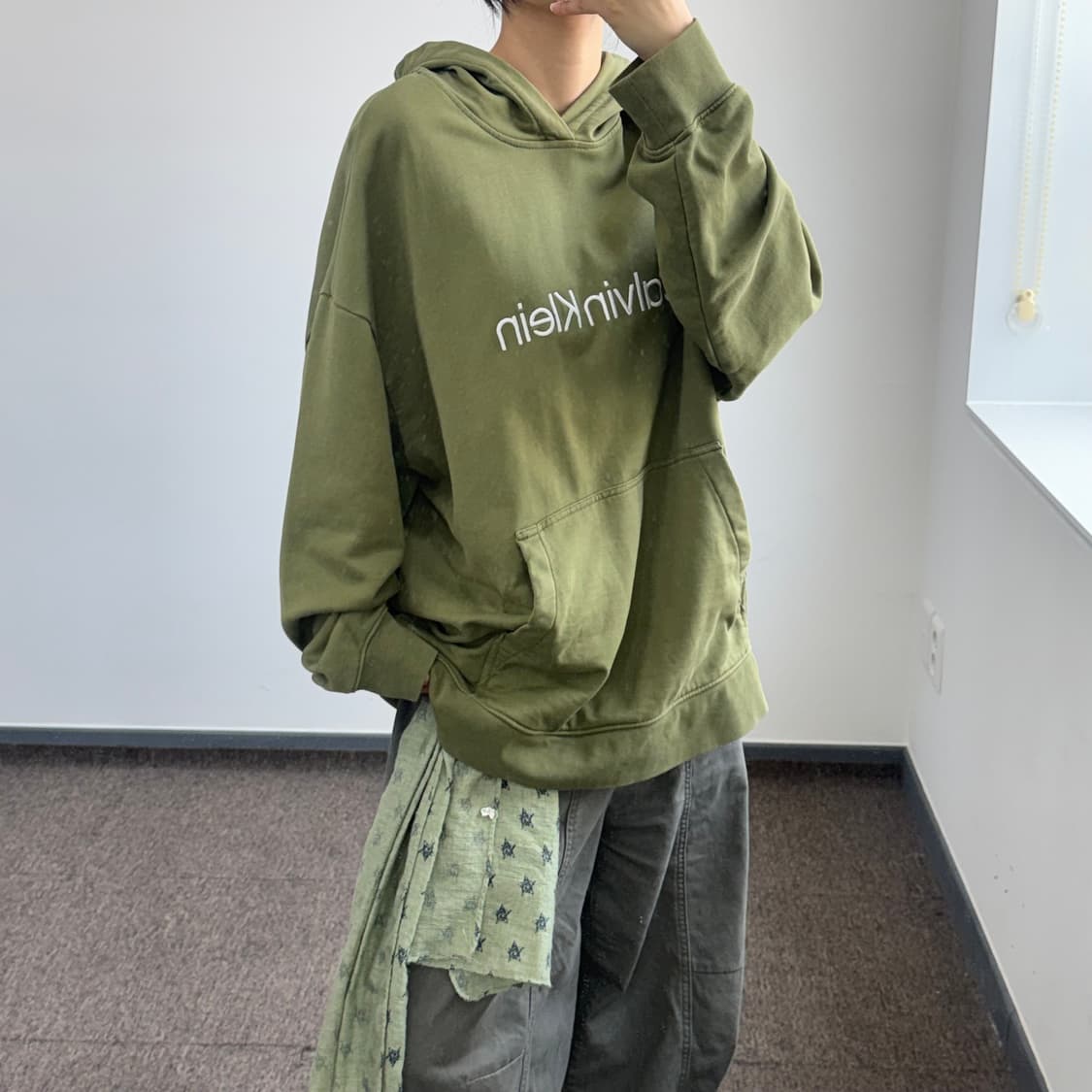 Calvin Klein 캘빈클라인 스펠아웃 로고 올리브 후드티 상품이미지2