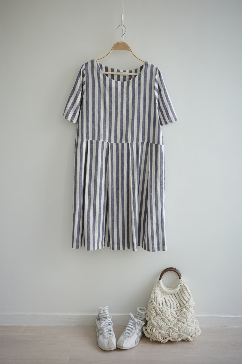 SHUTTLE NOTES 
• 네이비 스트라이프 코튼 원피스 상품이미지1