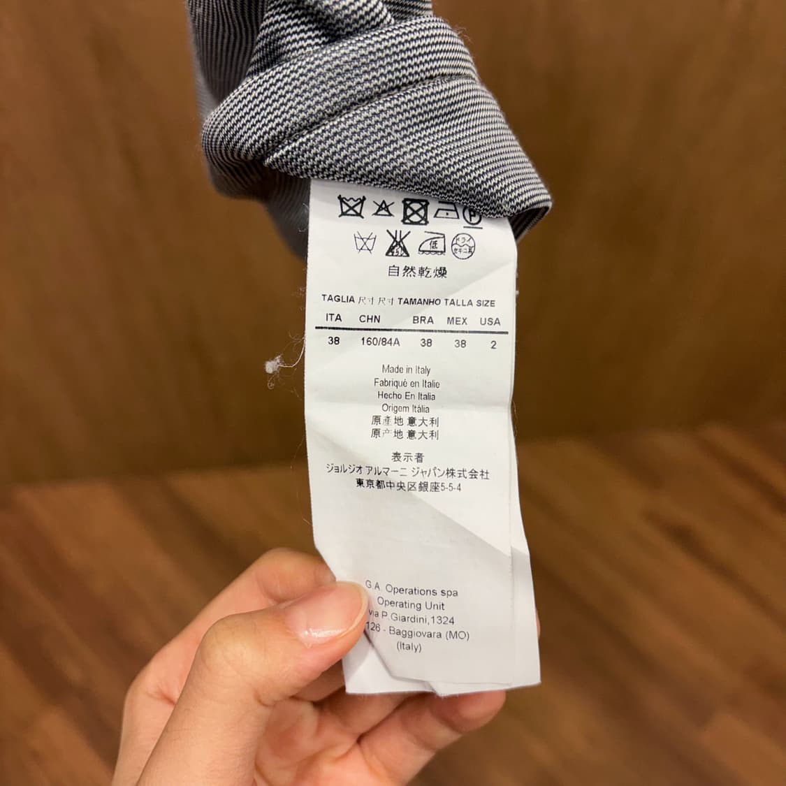 아르마니 꼴레지오니 캡소매 티셔츠 넥 셔링 소매 턴업 디테일 블랙 상품이미지9