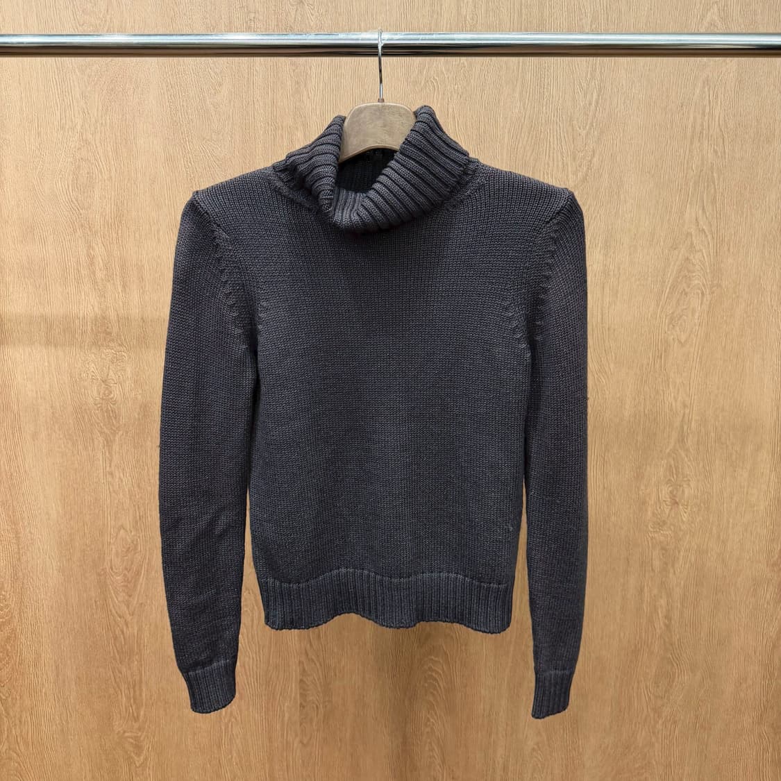 띠어리 헤비 울 터틀넥 긴팔 니트 시보리 디테일 레귤러핏 브라운 상품이미지2