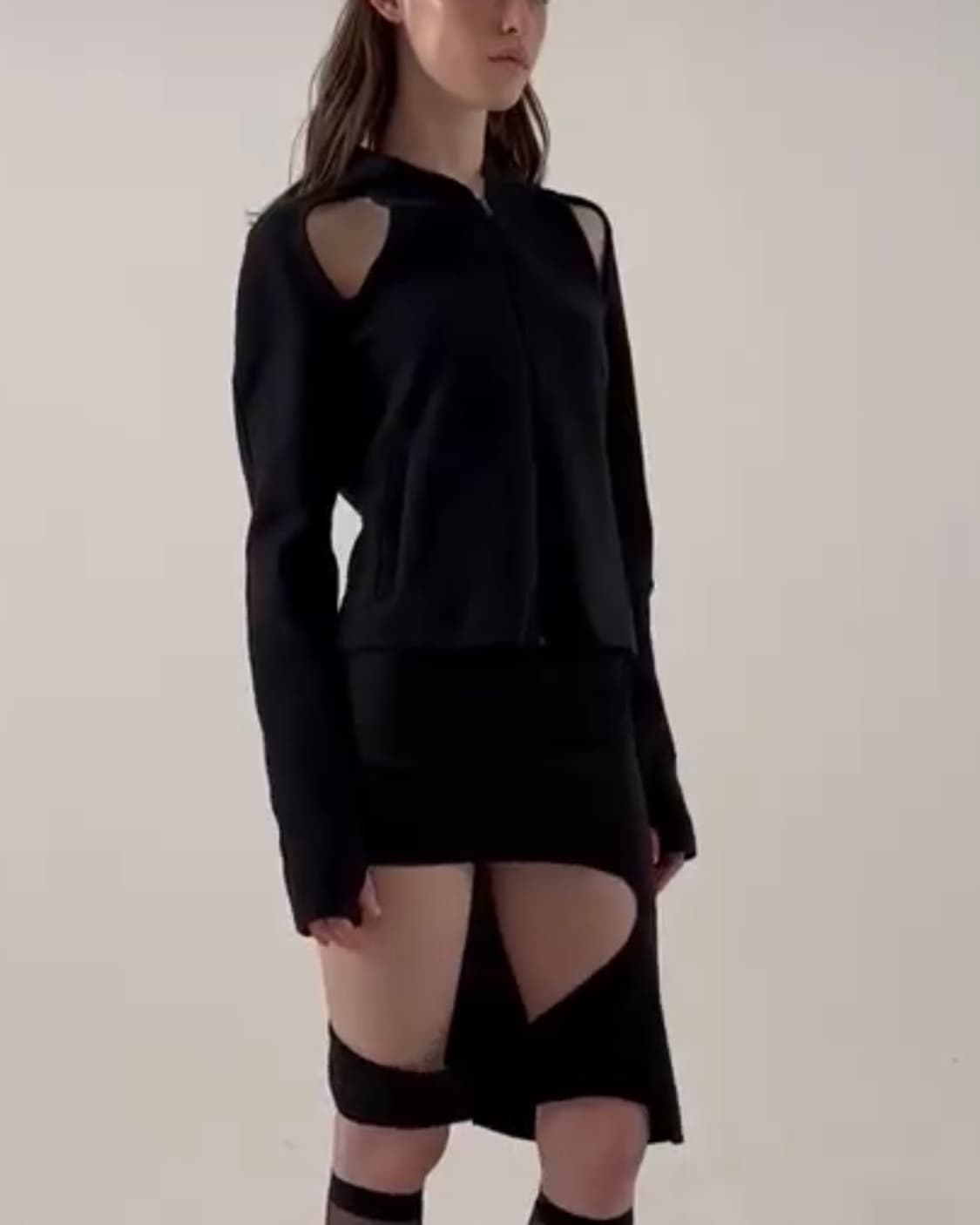 페인츄얼 컷아웃 집업 후드 블랙 상품이미지2