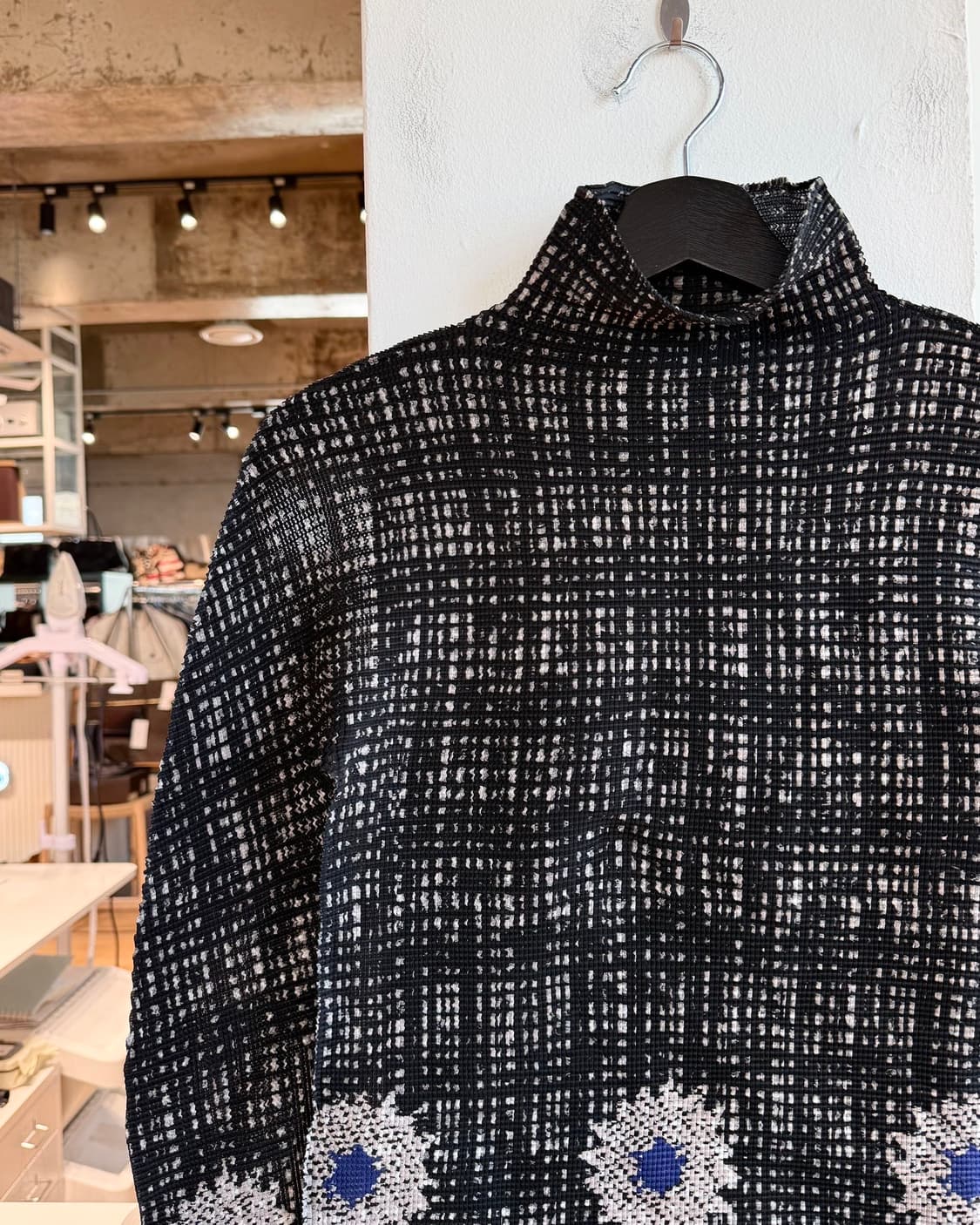 이세이미야케 미 블랙 플로랄 터틀넥 롱슬리브 상품이미지4