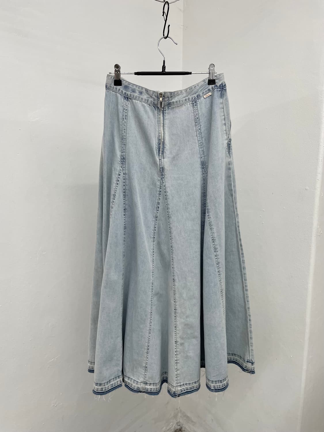 써스데이아일랜드 연청 디테일 롱 스커트 상품이미지7