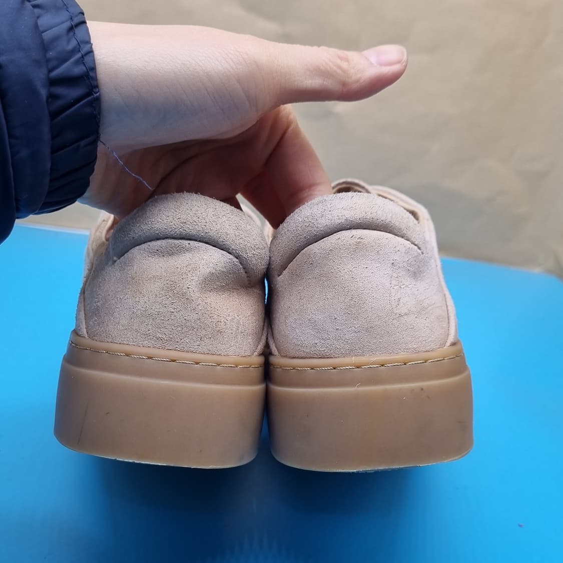 COS 코스 스웨이드 스니커즈225 굽4 상품이미지4