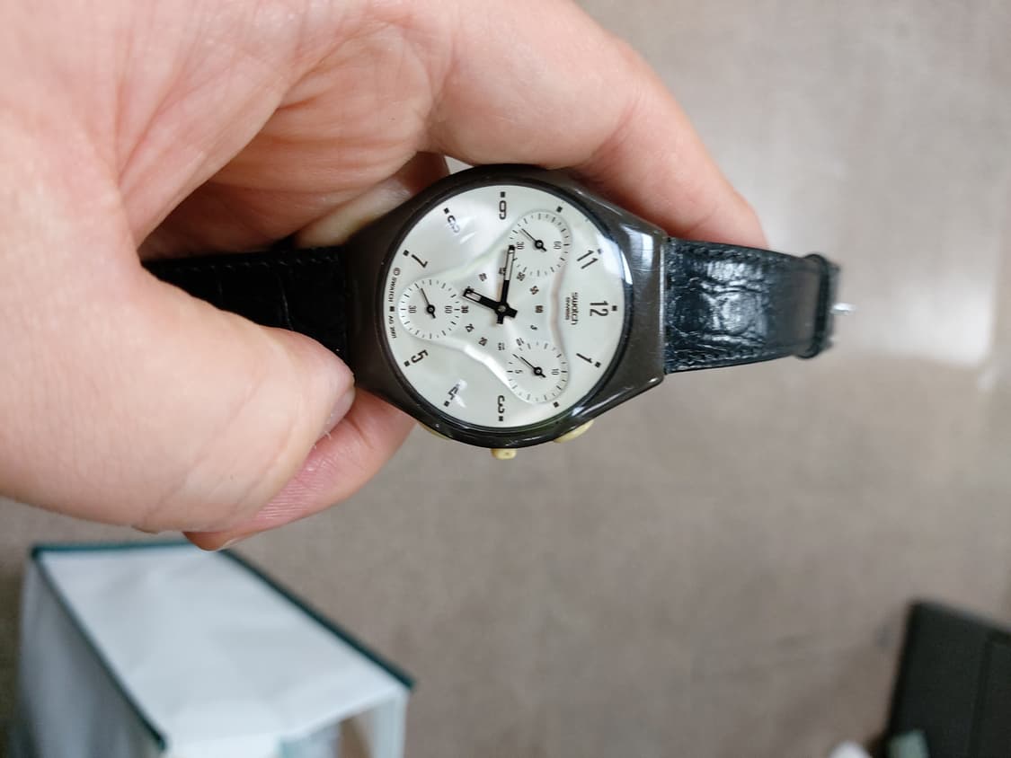 블랙 색상의 스와치 크로노그래프 가죽 시계 상품이미지1