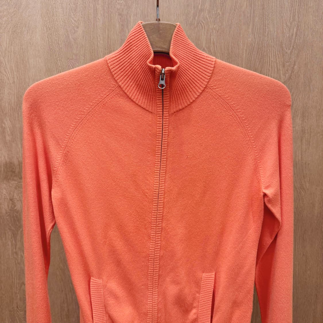 띠어리 하이넥 긴팔 니트 집업 무지 립 넥 디테일 슬림핏 오렌지 상품이미지4