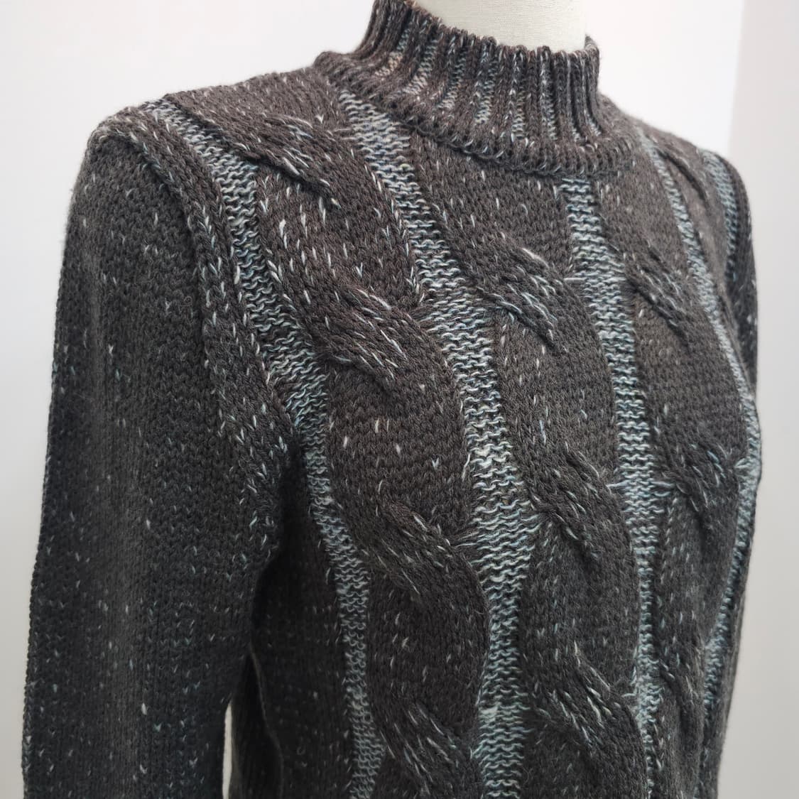 울혼방 차콜그레이 그라데이션 케이블 반목니트  상품이미지4