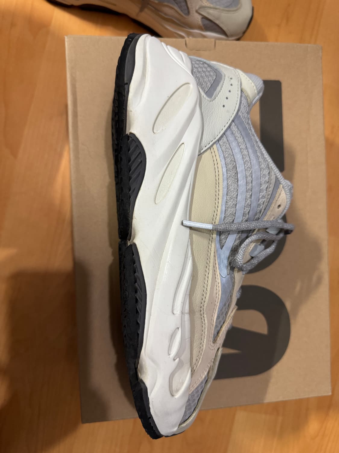 이지부스트700 v2 크림 290 상품이미지5