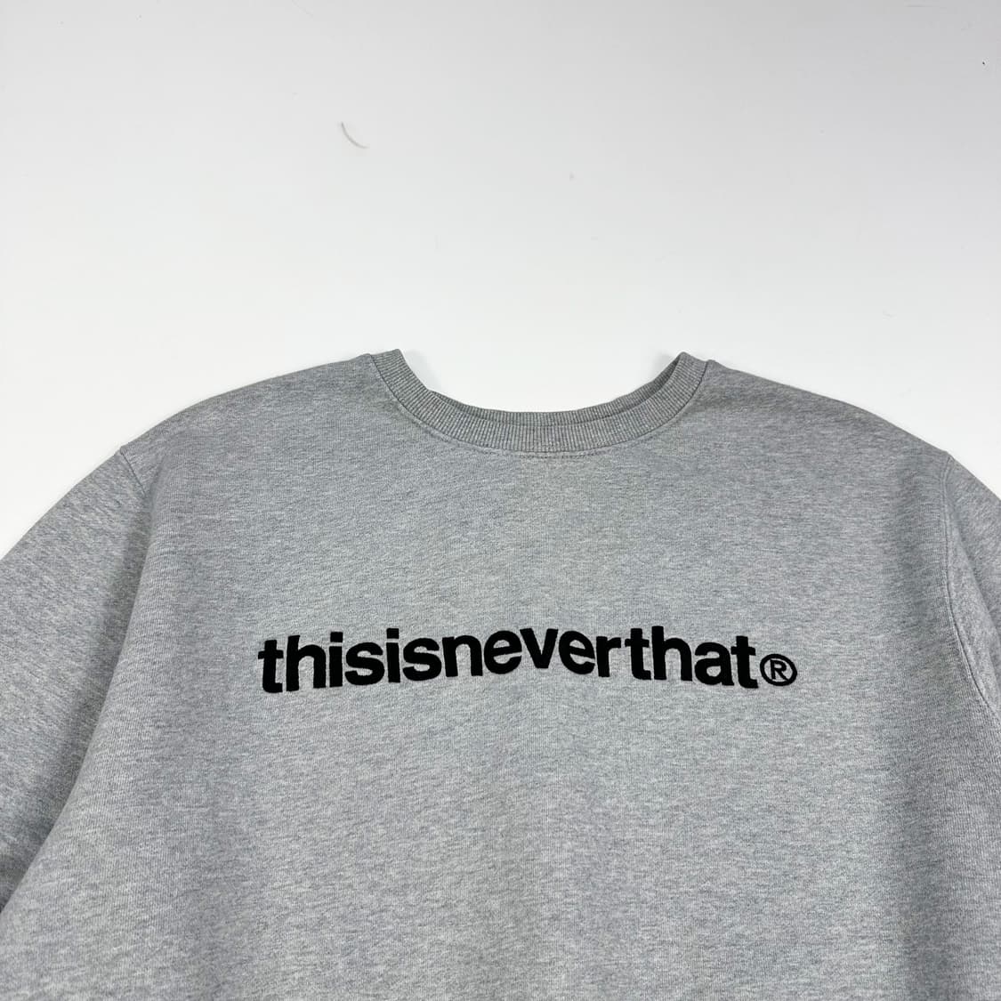 디스이즈네버댓 이니셜 자수 그레이 맨투맨 (L) 상품이미지1