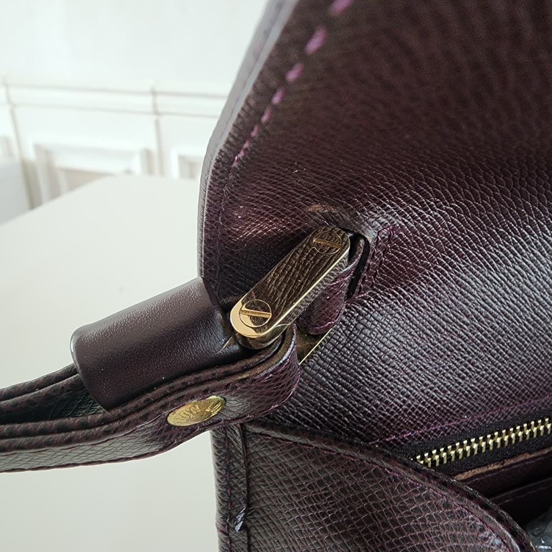 상태양호 루이비통 타이가 세렌가 클러치백 아카주 다크와인 상품이미지10