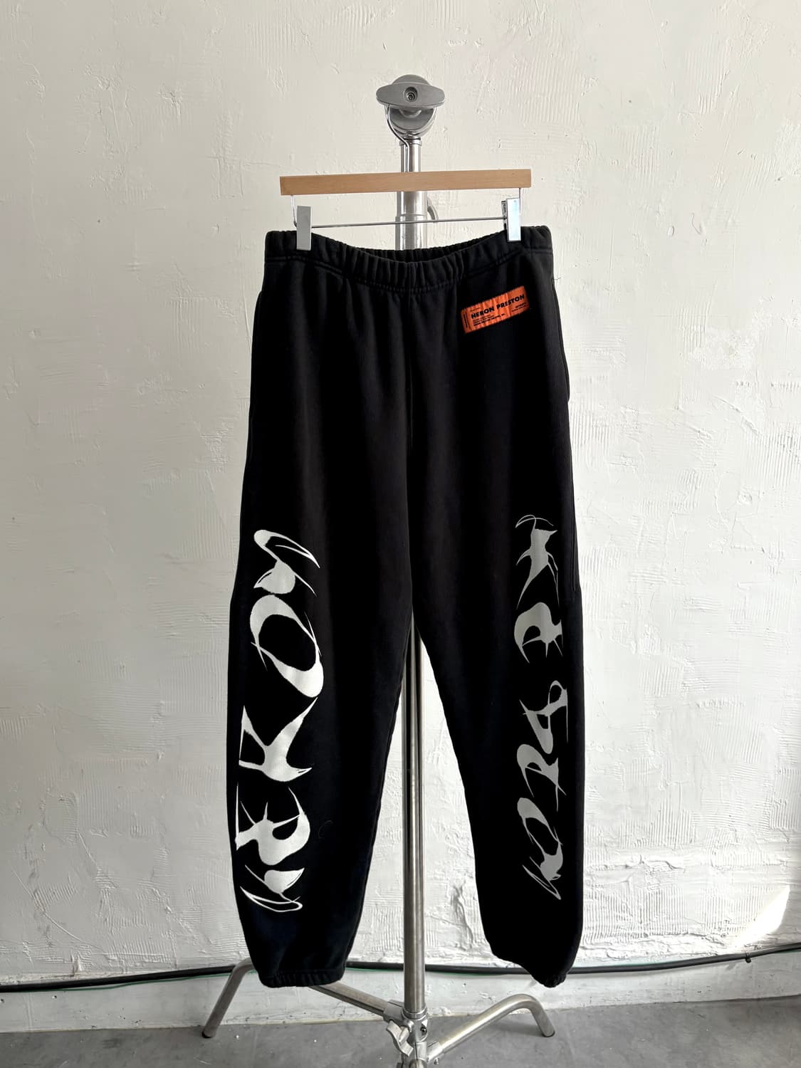 헤론 프레스톤 블랙 컬러 로고 스웻 팬츠 상품이미지1